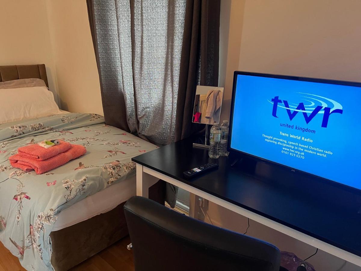 Park View Serviced Apartment - Next To Northolt Tube Station - Near Central London & Wembley Northolt (Greater London) Exterior foto