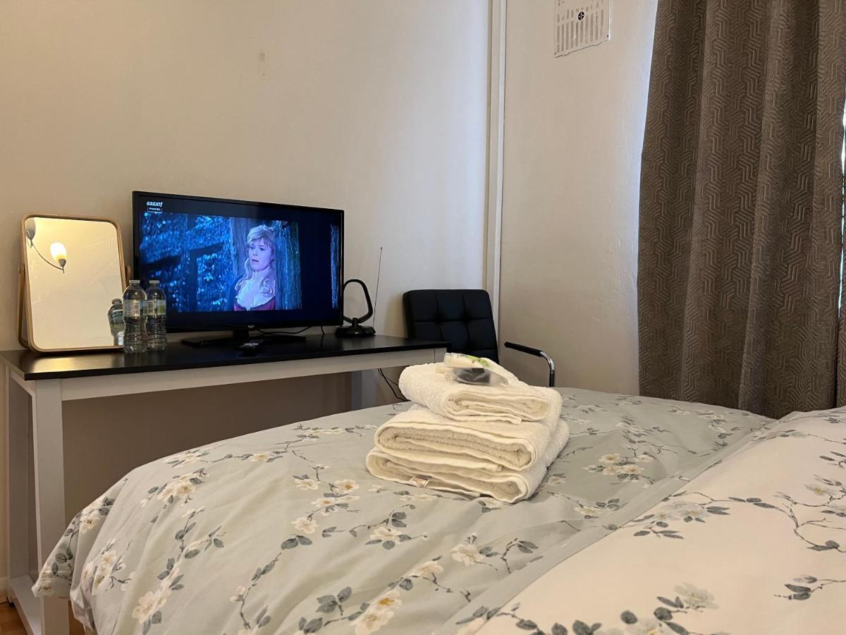 Park View Serviced Apartment - Next To Northolt Tube Station - Near Central London & Wembley Northolt (Greater London) Exterior foto